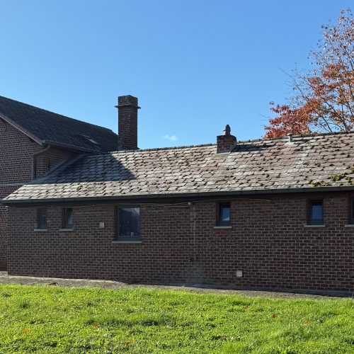 Een laag, traditioneel bakstenen gebouw met pannendak, mosvorming en een bordje met het opschrift "Circet" aan de gevel.