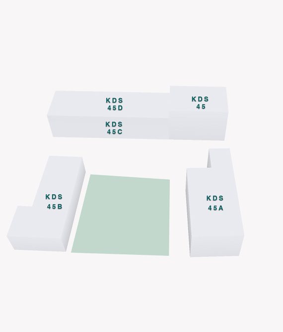 Een plattegrond met de gebouwen KDS 45, 45A, 45B, 45C en 45D rond een groen binnenplein.